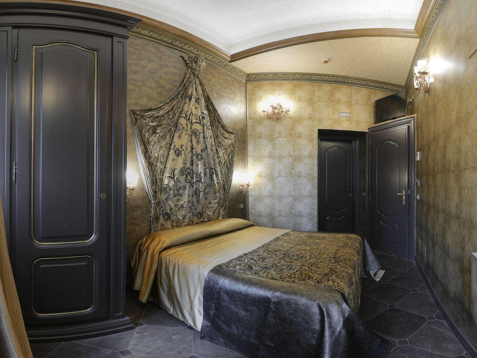 Hotel Antica Dimora Delle Cinque Lune Rome